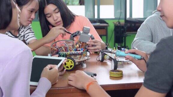 科学技术课堂中学水平如何操作一个机器人程序