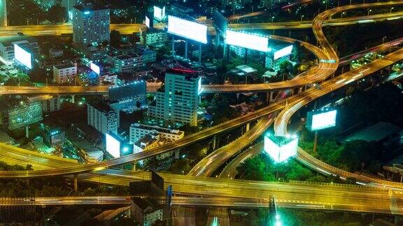 夜晚在城市的路口路上的交通汽车发出的光一排排的灯