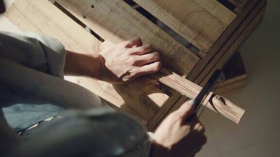 木匠用手锯锯木头
