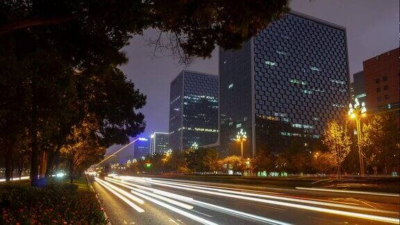 黄昏时分照亮了成都市内著名的办公大楼、交通街道时光流逝的4k中国全景