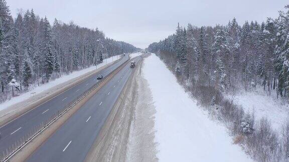 一辆警车在积雪覆盖的森林中沿着道路行驶