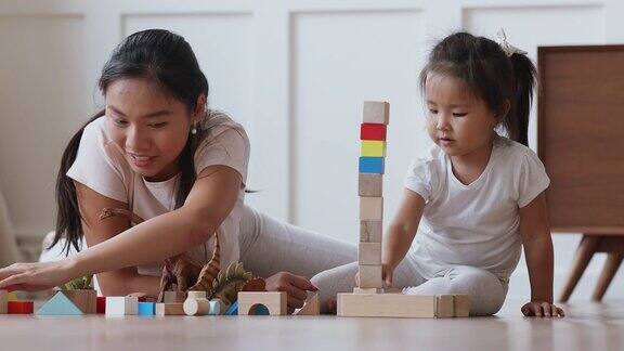 亚洲妈妈和女儿一起用积木建造城堡