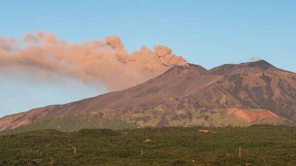 西西里岛的埃特纳火山在日出时喷发