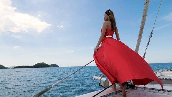 美丽的女人在夏天的游艇上快乐的比基尼女人旅游度假