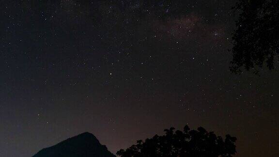 银河星系在剪影山延时视频