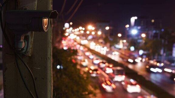 闭路电视监控摄像头在夜间运行在交通道路上
