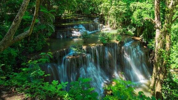 美丽的瀑布和小溪HuayMaekamin瀑布泰国时间流逝的视频