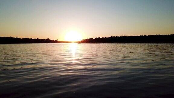 鸟瞰图缓缓地漂浮在湖面上的帆船日落