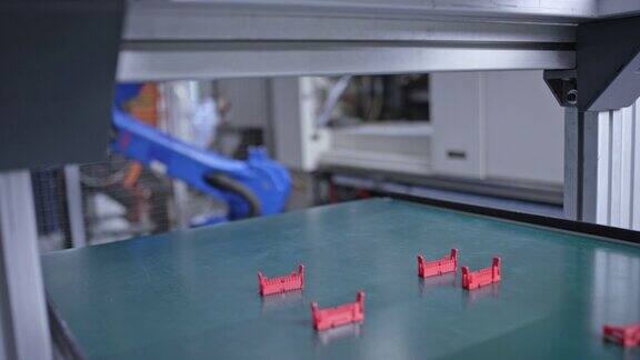 LD工业机械臂在工厂将塑料零件放置在传送带上