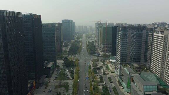 飞行在成都市区交通街道晴天空中全景4k中国