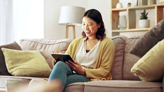 快乐的女人平板电脑和家庭在社交媒体阅读电子书和在线网站应用程序亚洲女性数字技术和网络连接用于网络搜索和下载游戏