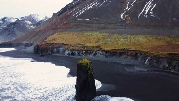 冰岛海岸海浪拍打岩石海水侵蚀火山岩鸟瞰