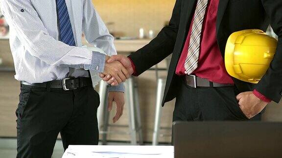 商务人员握手表明他们同意在他们的公司公司企业之间签署协议或合同