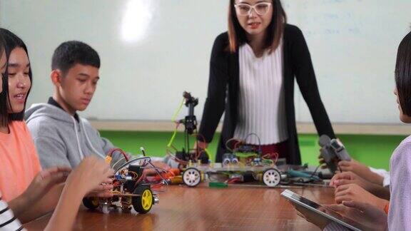 中学阶段:教师向孩子们讲解如何使用机器人程序让孩子们饶有兴趣地学习