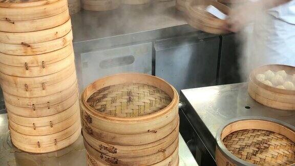 中国餐馆的厨房正在蒸的点心