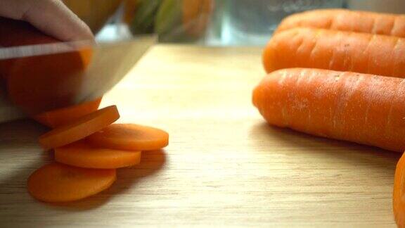 用锋利的菜刀将胡萝卜切成4K块