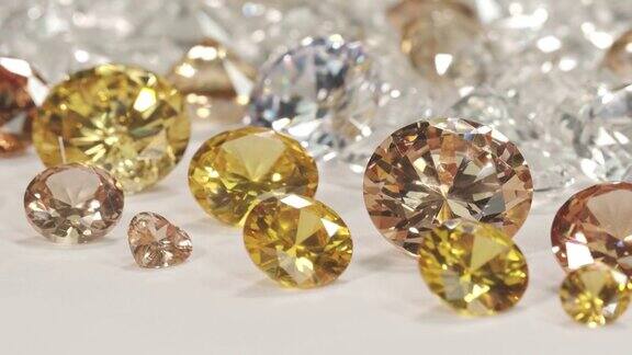近距离观察排成一排的黄金钻石