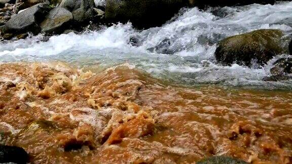 肮脏的污水流入干净的小溪