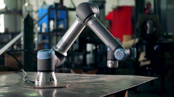 现代机器人设备在工厂工作在桌子上移动