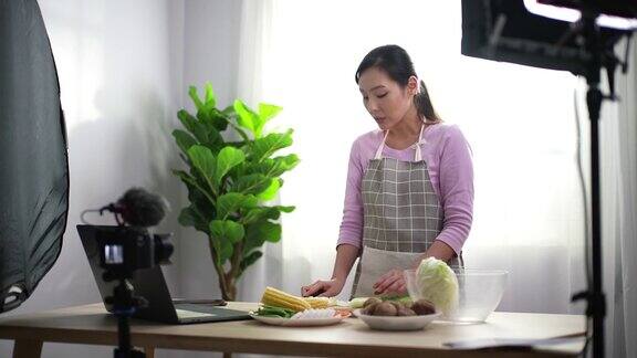 女视频博主一边做饭一边录音