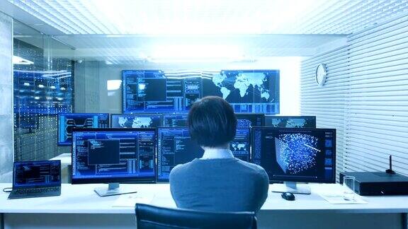 在系统控制数据中心技术员使用神经网络和数据挖掘活动操作多个屏幕房间光线充足到处都是带有工作神经网络的监视器