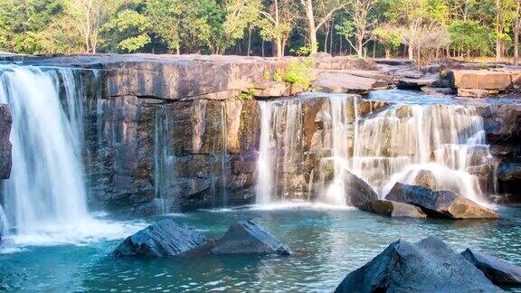 美丽的瀑布小溪塔德顿瀑布泰国Chaiyaphum时间流逝拍摄