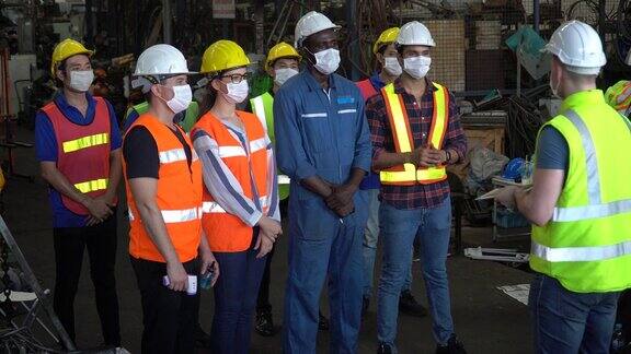 工厂工人戴着防护口罩在工厂开会以保护污染和冠状病毒或冠状病毒爆发