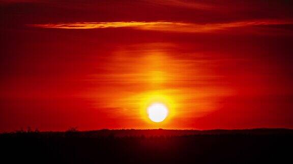戏剧性的日落时间流逝与太阳光线在天空通过橙色的云