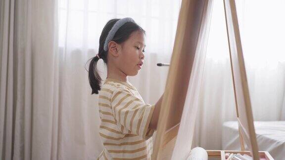 开朗的女孩喜欢在纸板上画画和着色