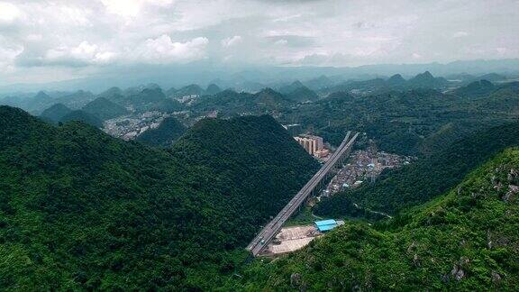 中国贵州山区公路鸟瞰图
