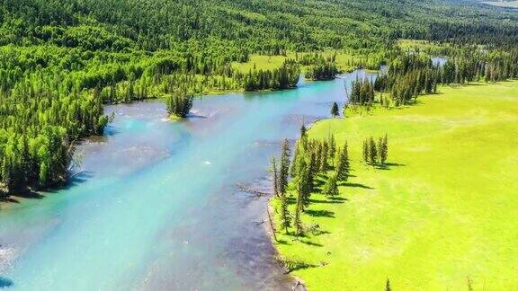 一条蓝宝石色的河流流过丛林和草原