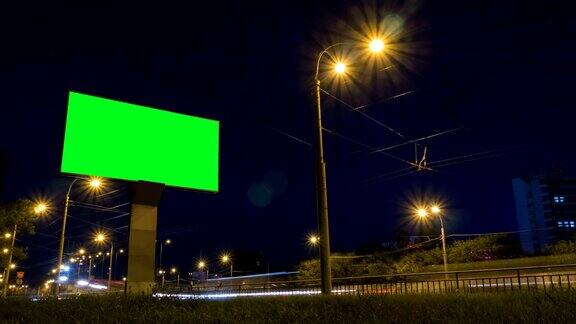时间推移-公路上的绿色屏幕广告牌