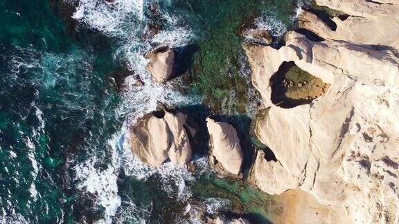 自然岩石海岸的海浪水的纹理海洋的鸟瞰图塞浦路斯