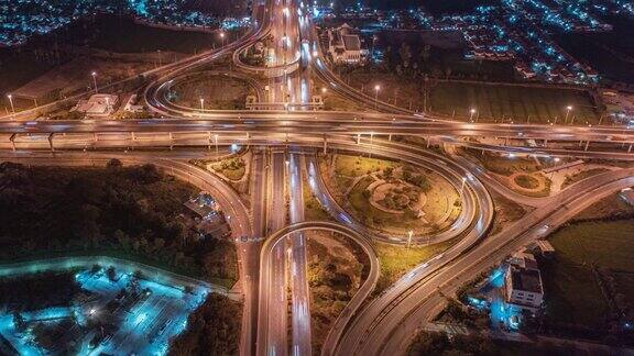 航拍夜景多车道高速公路与高速照明交通技术和创新的理念