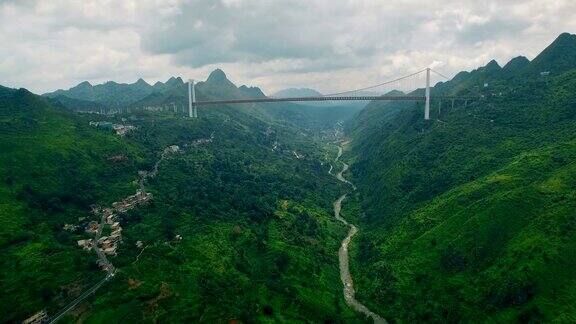 中国贵州峡谷上的巴陵河桥鸟瞰图