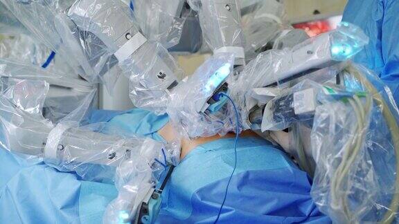 现代医疗设备机器人在手术室里工作微创机器人手术特写镜头