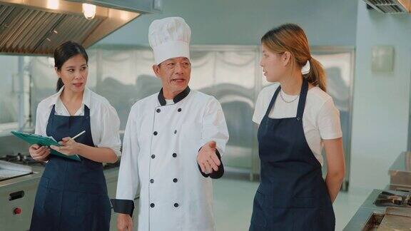 厨师在烹饪课上训练他的学生