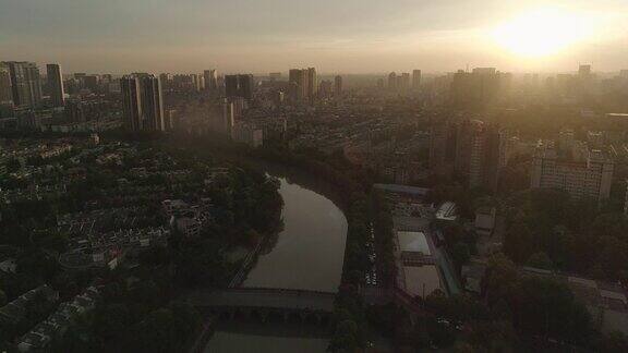 清晨日出时的中国现代城市鸟瞰图