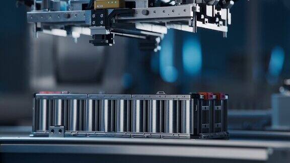 机器人手臂将电动汽车电池组模块放置在传送带上的特写锂离子电池芯生产线自动化高容量生产智能工厂