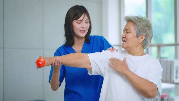 美丽的护士在医院照顾老年人锻炼