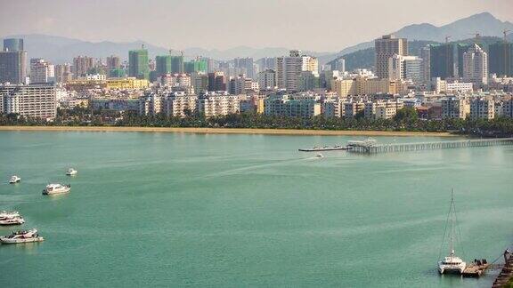 阳光明媚的三亚市湾著名的酒店度假岛屋顶全景4k时间推移海南中国