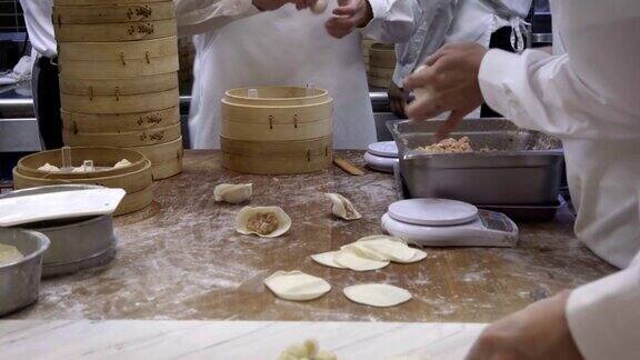 4K台湾团队厨师烹饪传统食物亚洲厨师包饺子