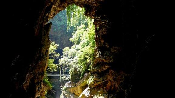 流入洞穴的河流