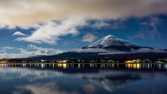 富士山夜间多云天空时光流逝