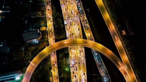 夜间多条高速公路高峰时段交通的鸟瞰图