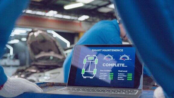 关闭汽车机械运行诊断软件的平板电脑亚洲青年汽车维修经理在机械厂工作负责车间发动机车的检查和维修