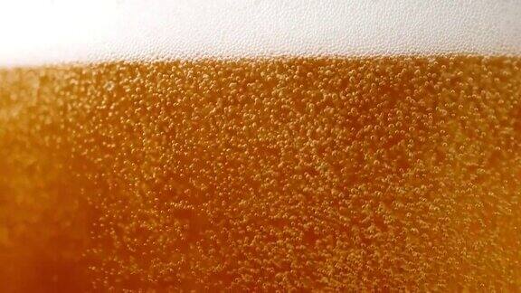 啤酒在玻璃杯里冒泡