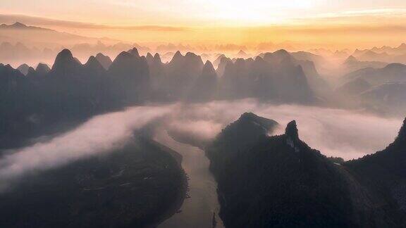 漓江穿过桂林喀斯特峰林是一幅美丽的图画