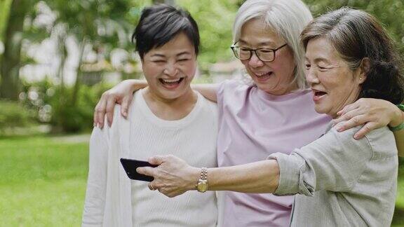 看着智能手机笑的台湾大妈