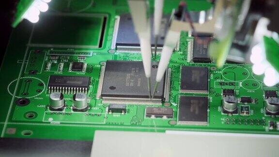 工厂机器工作:印刷电路板与自动机械臂组装表面安装技术连接微芯片到主板宏观的特写镜头